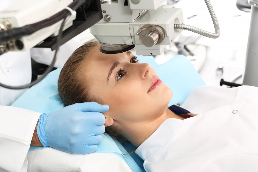 Cirurgia a laser para não precisar usar mais óculos vale a pena?